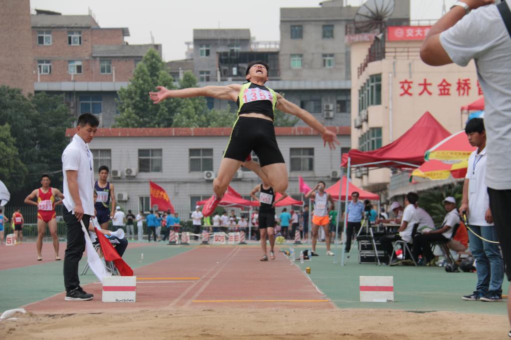 股票中撑杆跳高和低位反弹各什么含义?有什么